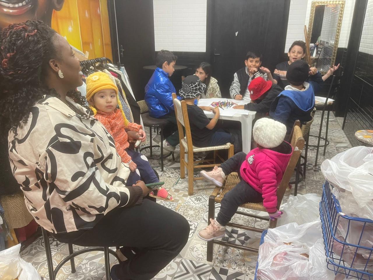 Crianças em situação migratória se apresentaram com música e poesia durante o evento “Proteção e Cuidado para Além das Fronteiras”, promovido na sede da Embaixada Solidária em Toledo/PR, com apoio da UNIOESTE, do Instituto IBRF e do Sistema de Garantia de Direitos.