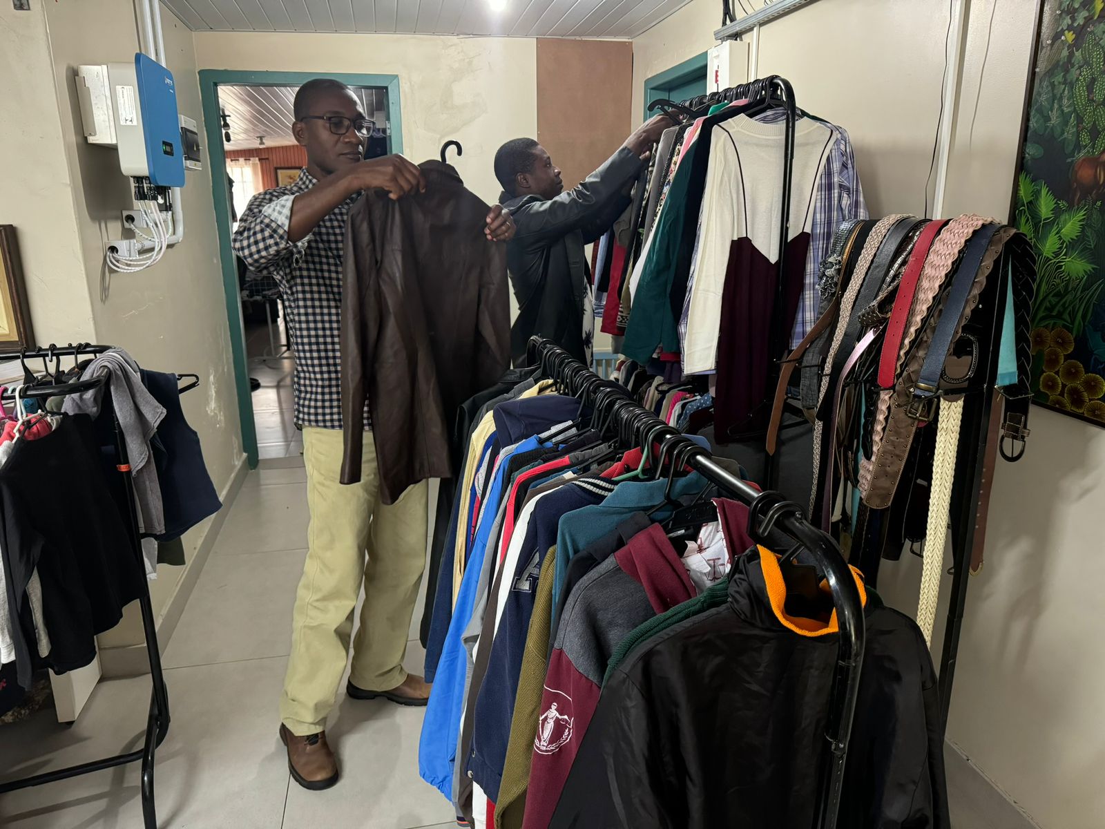 Jornal do Oeste: Embaixada Solidária recebe doações de roupas de inverno