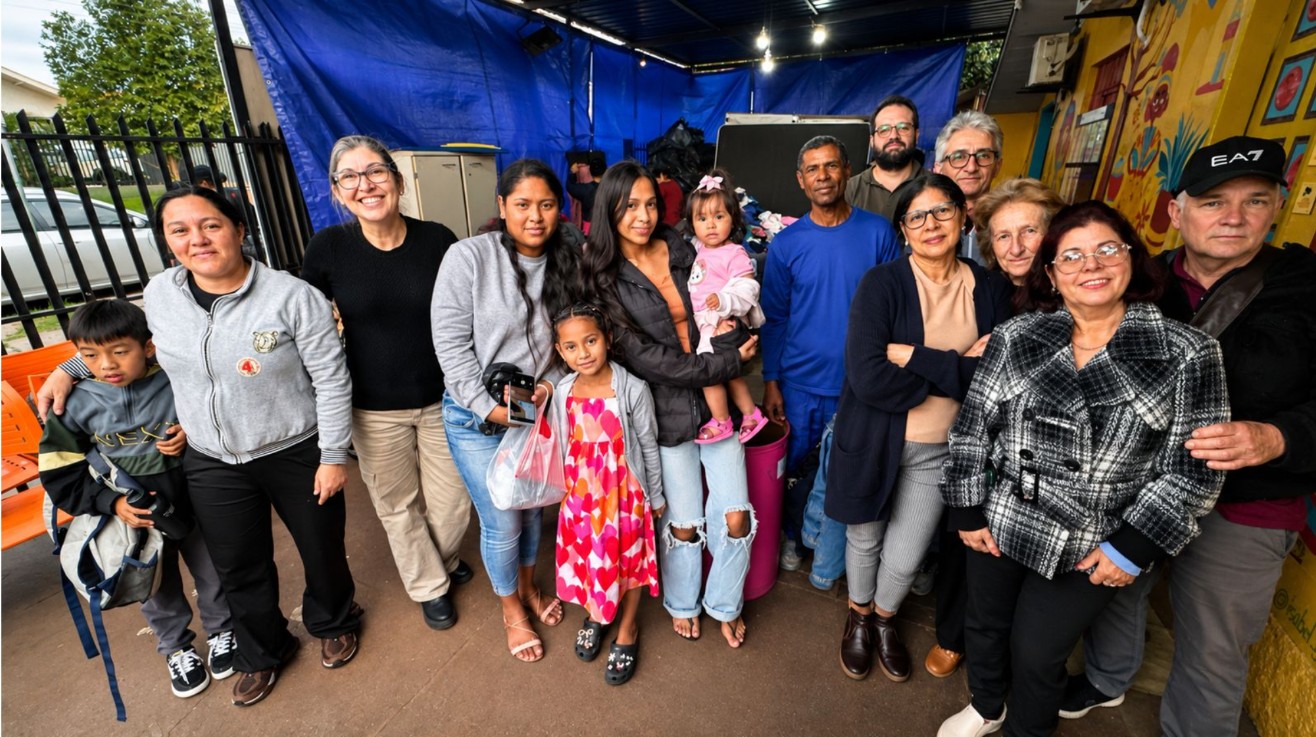 A Embaixada Solidária abriu a Semana do Migrante 2026 com a distribuição de mais de 10 mil peças de roupas de inverno, agasalhos e calçados para famílias migrantes, refugiadas e brasileiras em situação de vulnerabilidade social. A programação acontece no Paraná, Santa Catarina e São Paulo, estados onde a instituição mantém projetos e parcerias. A Semana do Migrante integra oficialmente o Calendário de Eventos de Toledo e reforça a importância do acolhimento, da integração e da solidariedade.